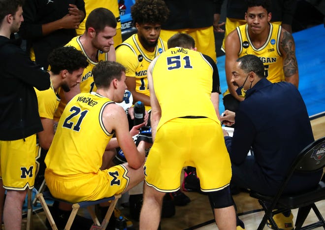 Michigan head coach Juwan Howard talks to his players during the Sweet Sixteen round of the 2021 NCAA Tournament on Sunday, March 28, 2021, at Bankers Life Fieldhouse in Indianapolis, Ind.