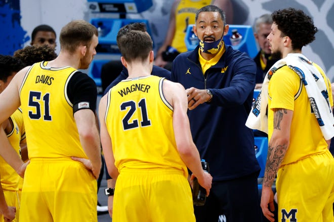 Michigan head coach Juwan Howard talks to his players during the Sweet Sixteen round of the 2021 NCAA Tournament on Sunday, March 28, 2021, at Bankers Life Fieldhouse in Indianapolis, Ind.
