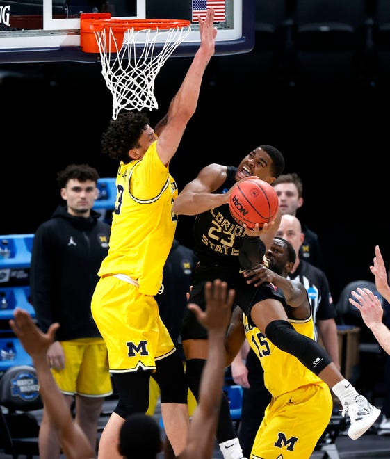 Florida State Seminoles guard M.J. Walker (23) misses a shot while being guarded by Michigan Wolverines forward Brandon Johns Jr. (23) during the Sweet Sixteen round of the 2021 NCAA Tournament on Sunday, March 28, 2021, at Bankers Life Fieldhouse in Indianapolis, Ind.